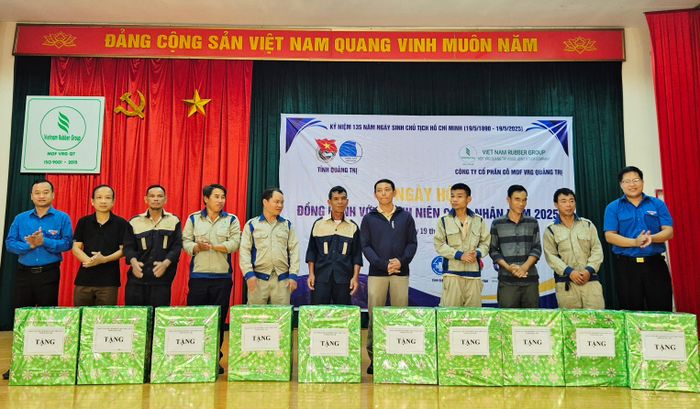 Tặng 10 suất quà cho 10 công nhân có hoàn cảnh khó khăn ở Công ty cổ phần gỗ MDF VRG Quảng Trị - Ảnh: K.S