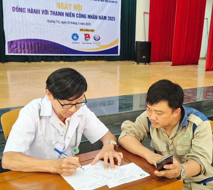 Bác sĩ Phòng khám Đa khoa Phương Đông tư vấn chăm sóc sức khỏe cho công nhân - Ảnh: K.S