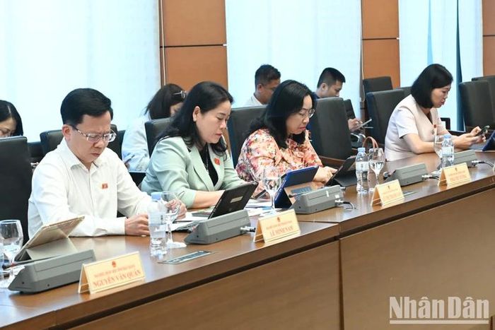 Các đại biểu thảo luận tại tổ chiều 20/5. (Ảnh: BÙI GIANG)