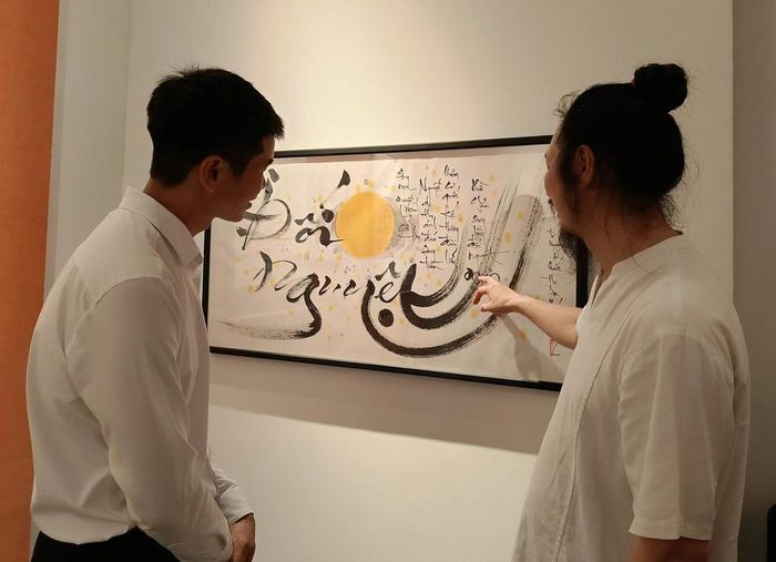  Triển lãm giới thiệu gần 40 tác phẩm thư họa độc đáo, thể hiện các chủ đề về thơ ca của Chủ tịch Hồ Chí Minh. 