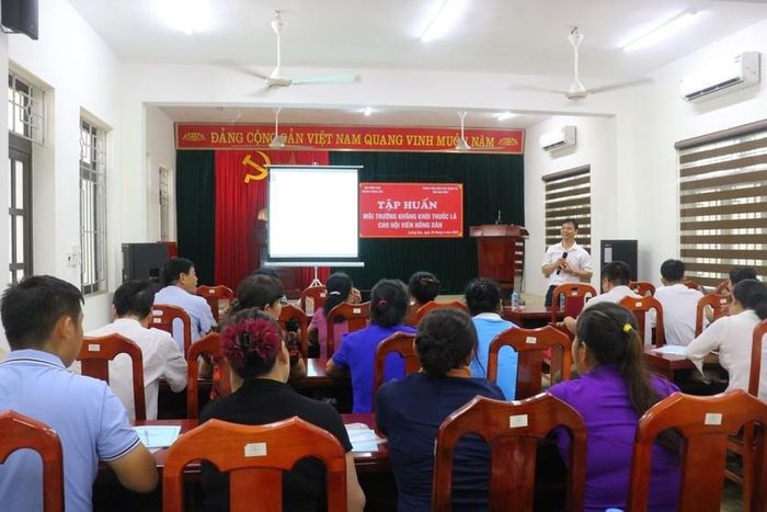 Hội Nông dân huyện Lương Sơn tăng cường tuyên truyền, phổ biến Luật Phòng chống tác hại của thuốc lá đến toàn thể cán bộ, hội viên. (Ảnh: Thùy Dung).