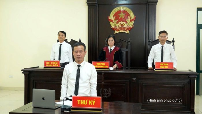 Nhóm đối tượng bị Hội đồng xét xử tuyên phạt với nhiều mức án về tội “Lừa đảo chiếm đoạt tài sản” và “Sửa chữa, và sử dụng giấy chứng nhận, các tài liệu của cơ quan, tổ chức”.