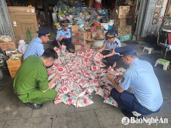 Ngành chức năng phát hiện mỳ chính giả tại chợ Vinh. Ảnh: P.V