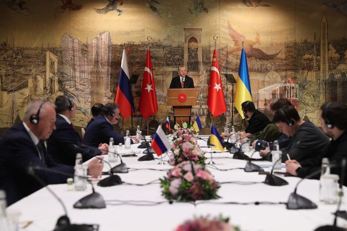 Tổng thống Thổ Nhĩ Kỳ Recep Tayyip Erdogan (giữa) trong cuộc gặp phái đoàn Nga (trái) và Ukraine (phải) tại thành phố Istanbul, ngày 29/3/2022. Ảnh tư liệu: AFP