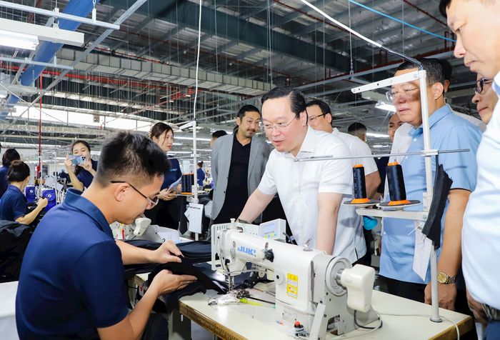 Bí thư Tỉnh ủy Nguyễn Đức Trung, thời điểm đang là Chủ tịch UBND tỉnh trực tiếp đi kiểm tra tình hình hoạt động sản xuất, kinh doanh của các doanh nghiệp, nhà đầu tư. Ảnh: Phạm Bằng