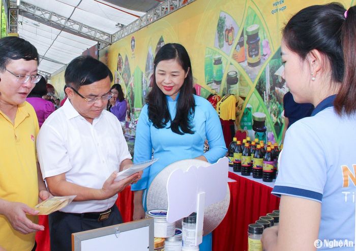 Lãnh đạo Ban Tuyên giáo và Dân vận Tỉnh ủy và Hội LHPN tỉnh tham quan gian hàng OCOP huyện Quỳnh Lưu. Ảnh: Mai Hoa