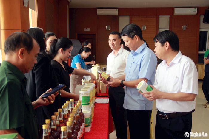 Bên lề Hội nghị kết nối cung - cầu sản phẩm OCOP do Chi cục Chất lượng, Chế biến và Phát triển thị trường Nghệ An tổ chức. Ảnh: Quang An