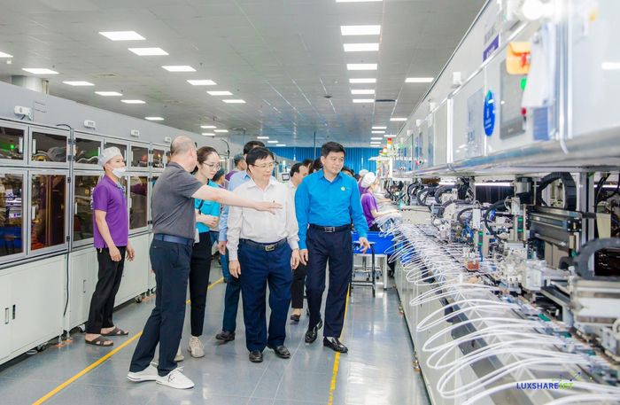 Phó Chủ tịch UBND tỉnh Bùi Đình Long thăm xưởng sản xuất của Luxshare ICT tại KCN VSIP Nghệ An 1. Ảnh Cơ sở cung cấp