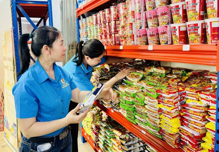 Người lao động mua hàng ưu đãi tại một điểm phúc lợi tại khu KCX - KCN.