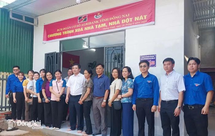 Huyện Thống Nhất bàn giao căn nhà sửa chữa cho hộ nghèo tại xã Gia Kiệm. Ảnh: Nhật Quang