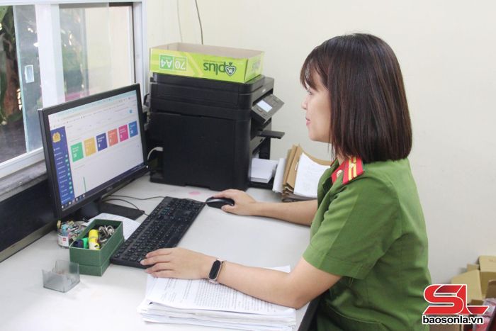 Cán bộ Phòng Cảnh sát Quản lý hành chính về trật tự xã hội tiếp nhận hồ sơ đăng ký con dấu trên Cổng dịch vụ công trực tuyến Bộ Công an.