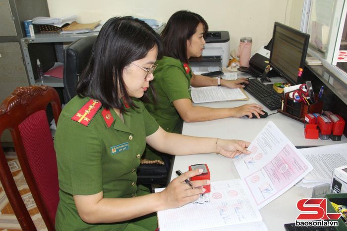 Cán bộ Phòng Cảnh sát Quản lý hành chính về trật tự xã hội, Công an tỉnh thực hiện các thủ tục đăng ký mẫu dấu mới cho cơ quan, tổ chức.