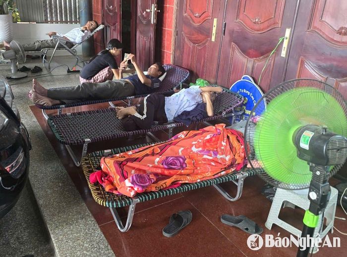 Rất nhiều bệnh nhân đang nằm điều trị ở nhà ông Quang. Ảnh: Tiến Hùng