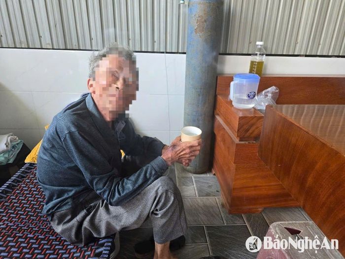 Người đàn ông quê ở Kỳ Anh này bị u bướu, dù rất khó chịu nhưng vẫn cố uống nhiều nước nhất có thể để mong khỏi bệnh. Ảnh: Tiến Hùng