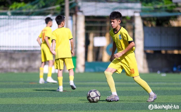 Buổi chiều, học viên được chia thành 2 ca: Ca 1 từ 14h và ca 2 từ 16h. Do không đủ sân bãi và hệ thống đèn chiếu sáng bị hư hỏng, thầy trò buộc phải tập đúng khung giờ giữa nắng gắt, thay vì đợi trời dịu mát. Ảnh: Đức Anh