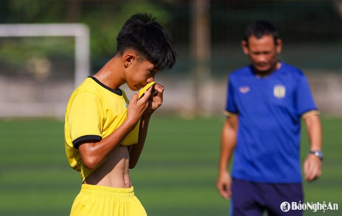 Dù vất vả, không ai bỏ cuộc. Và phía sau cái nắng gắt mùa hè, là một thế hệ cầu thủ đang trưởng thành, mạnh mẽ, bền bỉ như chính mảnh đất đã sinh ra họ. Ảnh: Đức Anh