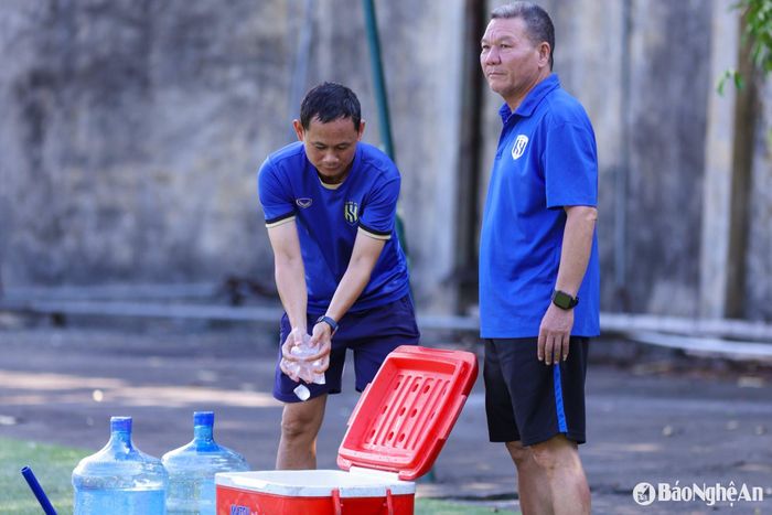 Không chỉ truyền lửa trên sân, các huấn luyện viên còn tận tình chăm lo từng ngụm nước, viên C sủi cho học trò. Ảnh: Đức Anh