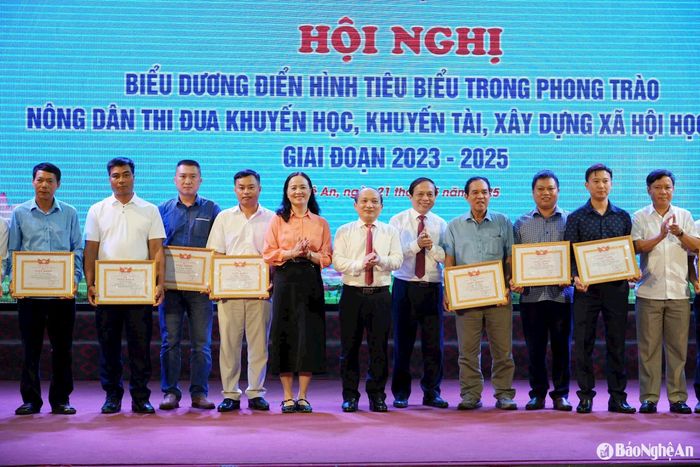 Trao Giấy khen cho các cá nhân đã có thành tích xuất sắc trong công tác khuyến học, khuyến tài, xây dựng xã hội học tập. Ảnh: Mỹ Hà