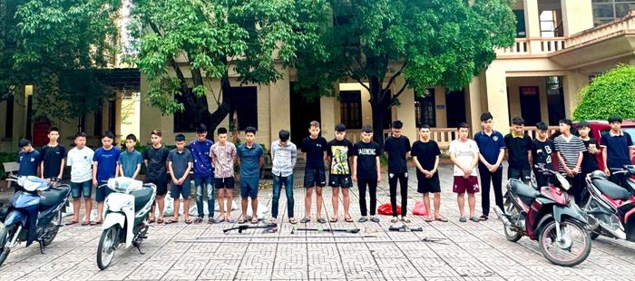 Các đối tượng và tang vật bị thu giữ tại cơ quan điều tra. Ảnh: Quỳnh Trang