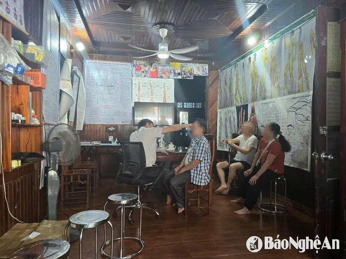 Ông Quang đang khám cho một người bệnh. Ảnh: Tiến Hùng