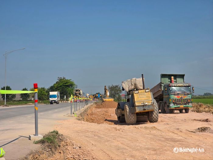Thi công Dự án cải tạo, mở rộng Quốc lộ 46 đoạn qua xã Nam Giang (Nam Đàn). Ảnh: Hoài Thu