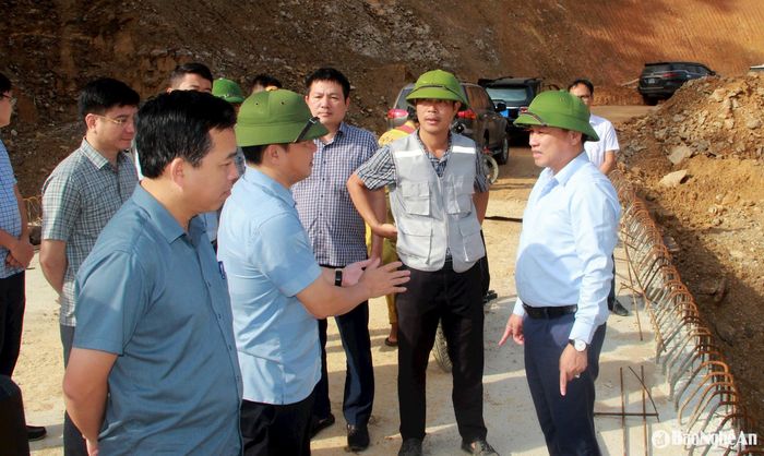 Đoàn công tác kiểm tra tiến độ xây dựng cầu Chà Lài 1. Ảnh: Quang An