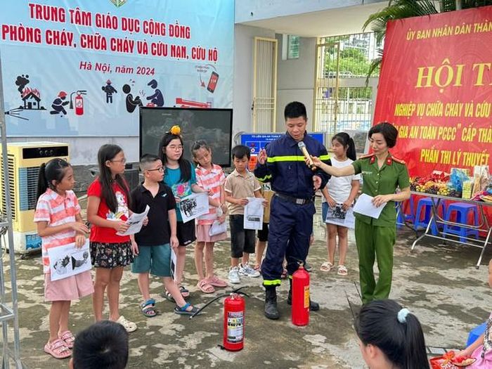 Các kỹ năng được các cán bộ PCCC và CNCH hướng dẫn người dân, học sinh tại Trung tâm giáo dục cộng đồng về PCCC và CNCH