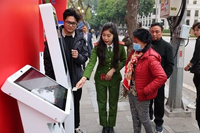 Cán bộ Cục Cảnh sát QLHC về TTXH hướng dẫn người dân trải nghiệm KIOSK đăng ký khám chữa bệnh sử dụng Căn cước