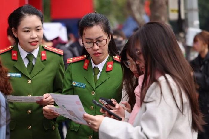 Nữ cán bộ Công an hướng dẫn người dân tại Khu trải nghiệm Đề án 06