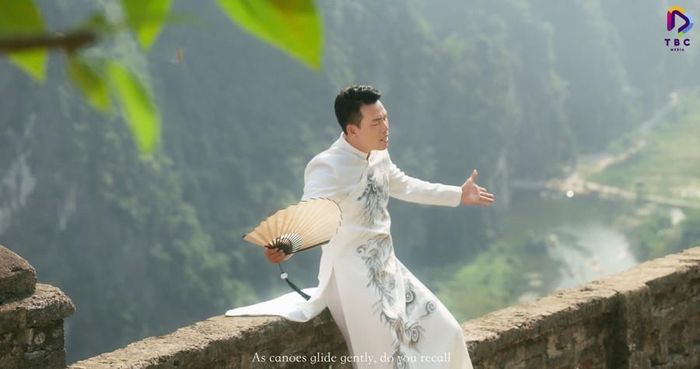  Ca sĩ, nhạc sĩ Quách Beem trình bày ca khúc "Ninh Bình ơi". 