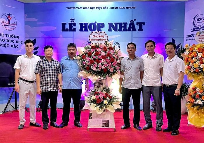  Các đại biểu tặng hoa chúc mừng. 