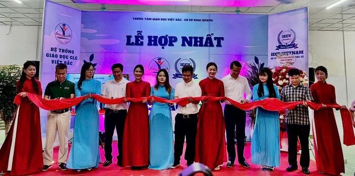 Cắt băng lễ hợp nhất hai trung tâm giáo dục thành Hệ thống giáo dục chất lượng cao Việt Bắc – IECV. 