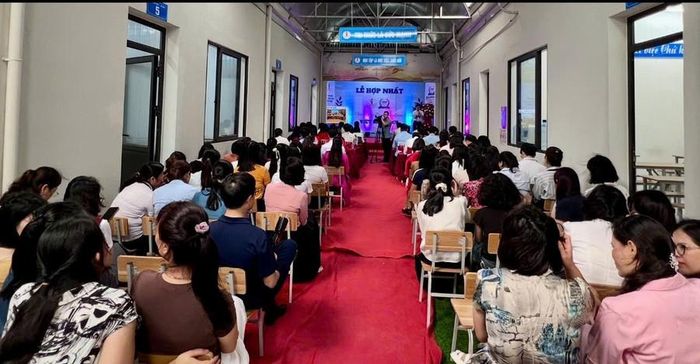  Buổi lễ ra mắt với nhiều phụ huynh, học sinh tham dự. 