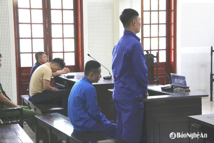Ngay giữa phiên tòa, bị cáo Đinh Hoài Nam lấy lý do sức khỏe không ổn định để được ngồi khai báo trước HĐXX. Ảnh: An Quỳnh