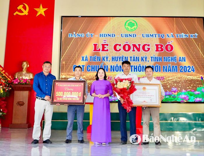 Đồng chí Võ Thị Nhung - Phó Giám đốc Sở Nông nghiệp và Môi trường trao bằng công nhận và trao thưởng cho xã Tiên Kỳ. Ảnh: Cẩm Tú