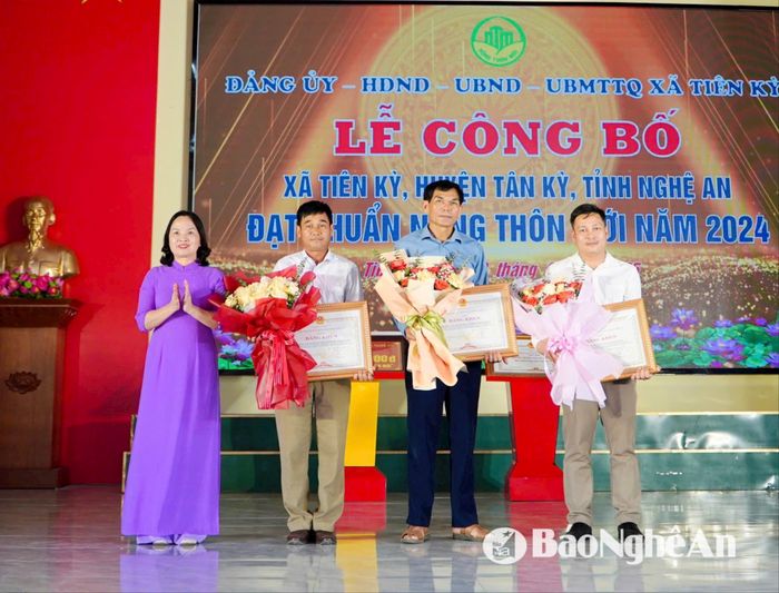 Trao Bằng khen cho 3 tập thể có thành tích xuất sắc. Ảnh: Cẩm Tú