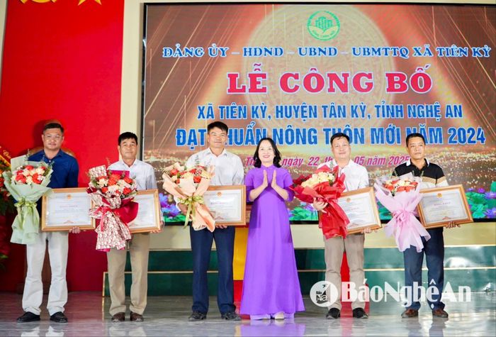 Trao Bằng khen cho 5 cá nhân có thành tích xuất sắc. Ảnh: Cẩm Tú