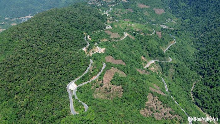 Con đèo này từ lâu cũng đã trở thành địa điểm lý tưởng cho những ai thích khám phá thiên nhiên hùng vĩ. Đặc biệt, từ đây qua Cửa khẩu Nậm Cắn, sẽ sang đến huyện Noọng Hét, tỉnh Xiêng Khoảng (Lào), nơi có địa điểm du lịch Cánh đồng Chum nổi tiếng. Ảnh: Tiến Đông