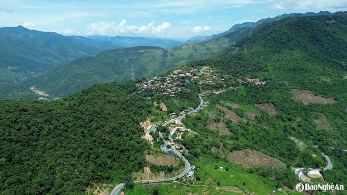 Ngay đỉnh đèo là bản Khánh Thành, thuộc xã Nậm Cắn, nơi phần lớn đồng bào Mông sinh sống. Ảnh: Tiến Đông