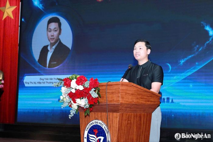 Ông Trần Văn Trọng - Tổng Thư ký Hiệp hội Thương mại điện tử Việt Nam trình bày tại hội nghị. Ảnh: Văn Long