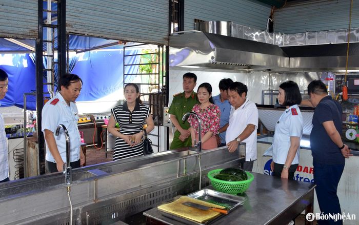 Đoàn liên ngành của tỉnh kiểm tra an toàn thực phẩm tại nhà hàng ở bãi biển xã Quỳnh Bảng. Ảnh: Thành Chung