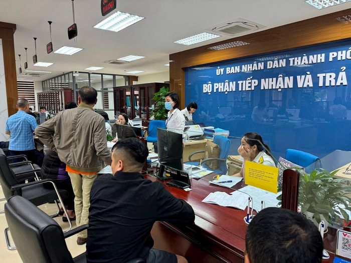 Người dân đến nhận kết quả giải quyết thủ tục hành chính tại Trung tâm Phục vụ hành chính công thành phố Vinh. Ảnh tư liệu: N.H