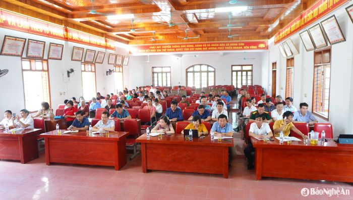 Toàn cảnh cuộc tiếp xúc cử tri với đại biểu HĐND tỉnh tại xã Đông Sơn, huyện Đô Lương. Ảnh: Phan Tú