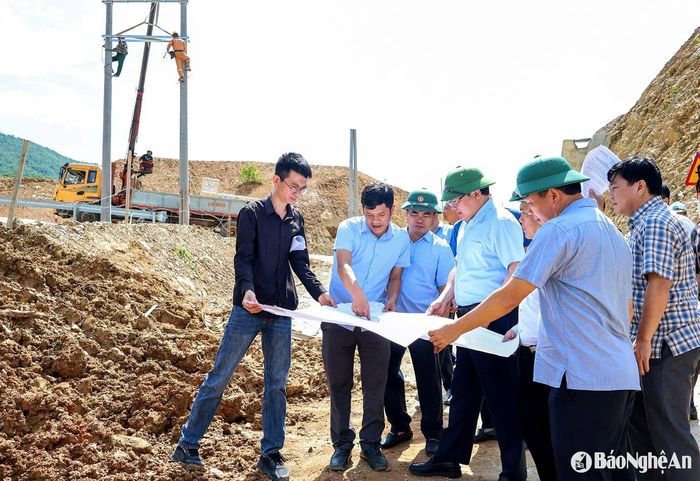 Đoàn kiểm tra tiến độ thi công Dự án Công trình điện cho các bản, khu dân cư chưa có điện lưới Quốc gia trên địa bàn huyện Kỳ Sơn.
