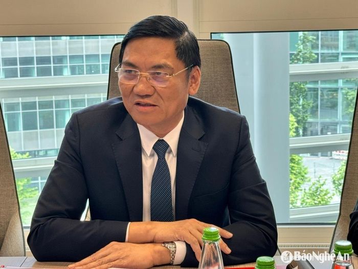 Đồng chí Hoàng Nghĩa Hiếu - Phó Bí thư Thường trực Tỉnh ủy, Chủ tịch HĐND tỉnh Nghệ An phát biểu tại cuộc làm việc. Ảnh: Phan Tú