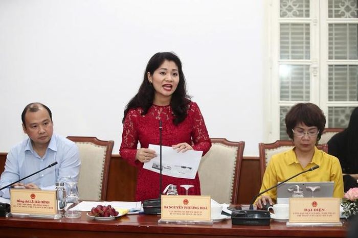 Bà Nguyễn Phương Hòa, Cục trưởng Cục Hợp tác quốc tế - Bộ VHTTDL báo cáo đề dẫn tại Hội thảo
