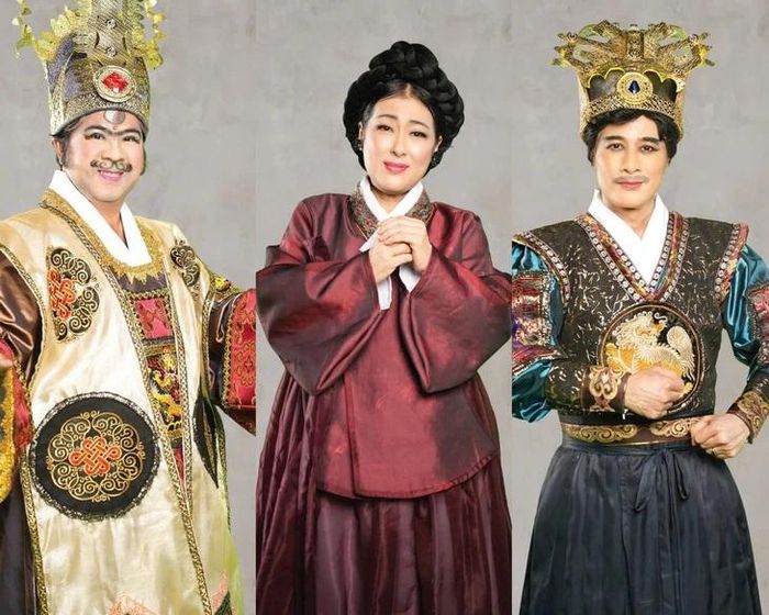 Từ trái qua, nghệ sĩ Bạch Long, Thanh Thủy, Quang Thảo trong tạo hình vở "Hậu duệ Thần Mặt Trời". Ảnh: IDECAF
