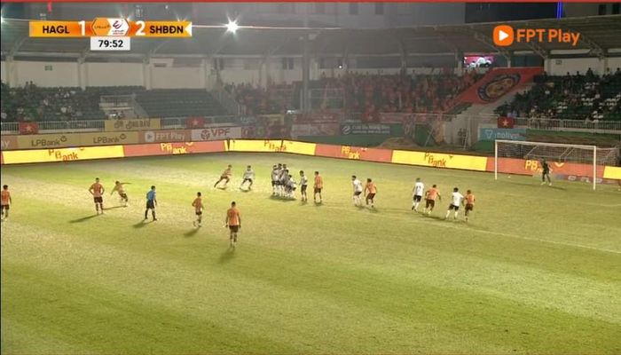 Khoảnh khắc Minh Vương đá phạt thành bàn