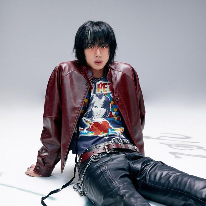 Jin của BTS dễ dàng thể hiện khả năng thanh nhạc điêu luyện của mình trong "Echo". Ảnh: BigHit Music