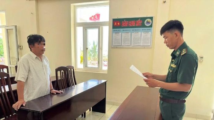 Cán bộ Đồn Biên phòng Mỹ An đọc quyết định xử phạt vi phạm hành chính chủ tàu cá vi phạm.